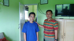 Kanit Reskrim AKP Herman pelani memegang tersangka Teguh Saputra (**)