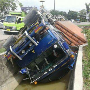 mobil terbalik-1