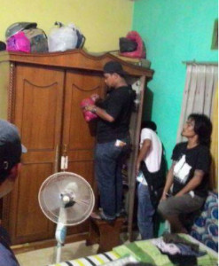 Suasana Penggeledahan di Rumah Tersangka, Ao. (**)