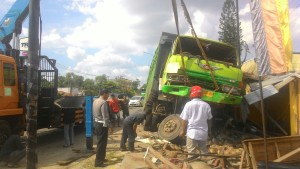 polisi evakuasi truck tronton