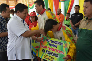 158 Atlet dan Pelatih Terima Bonus Akhir Tahun