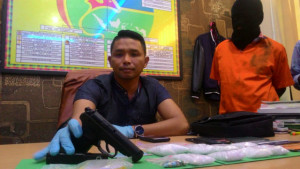 iwan lesmana pegang soft gun-640