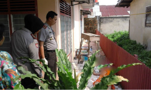 Kapolsek Limapuluh Kompol Dedi Herman melihat jasad korban (**)
