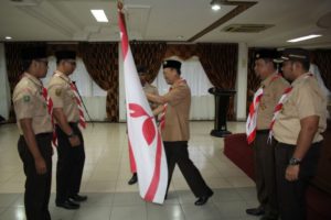 Asisten Pemerintahan Azwan diampingi Kakwarcab Pramuka Azharisman Rozie menyerahkan bendera kontingen Gerakan Pramuka. - See more at: http://www.pekanbaru.go.id/berita/berita-pemko/4214-kontingen-pramuka-pekanbaru-diberangkatkan-ke-jambore-nasional-x