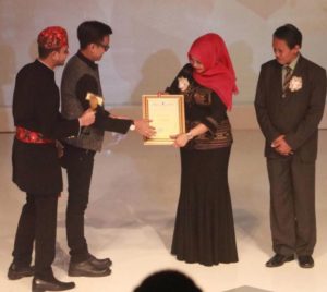 Kepala BPA pekanbaru Nelfi Yonna Mewakil Walikota pekanbaru menerima Penghargaan Nugra Jasadarma Pustaloka dari Kepala Perpustakaan nasional di Balai Kartini Jakarta