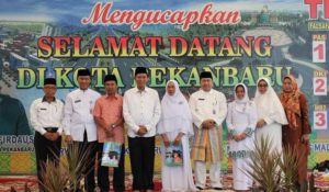 Walikota Foto bersama usai menyerahkan cendramata kepada jamaah calon haji di kediaman dinas (hms) 