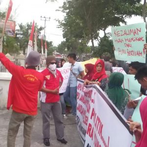 massa pendukung said usman yang berunjuk rasa di Kantor Kpu Kota Pekanbaru