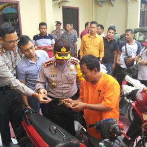 Kapolresta Pekanbaru, Kombes Pol Susanto bersama dengan salah seorang Tersangka Curanmor yang memperagakan cara Tersangka melakukan aksinya