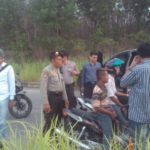 foto : beberapa masyarakat yang sedang di periksa oleh tim gabungan