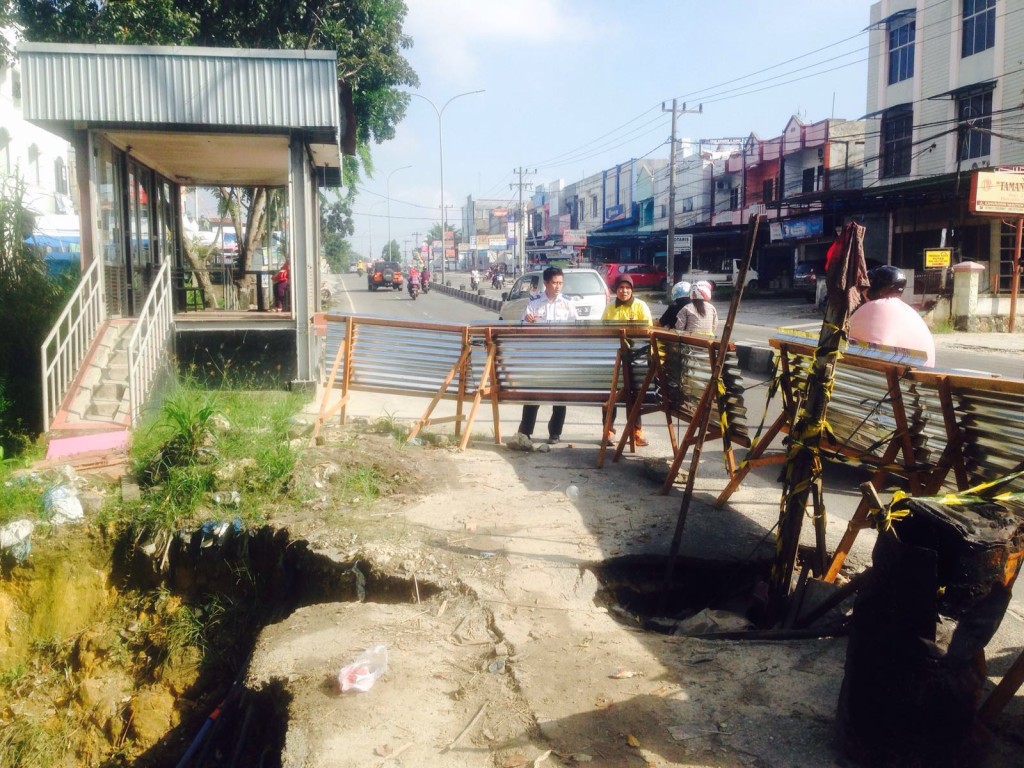 Perbaikan Box Culvert, Sat Lantas Berlakukan Contra Flow Di Jalan Kaharuddin Nasution