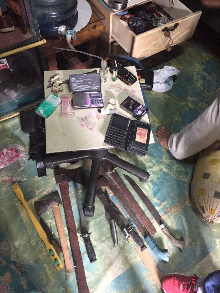 Saat di ringkus, dua orang yang diduga bandar narkoba mencoba melawan polisi dengan senjata tajam