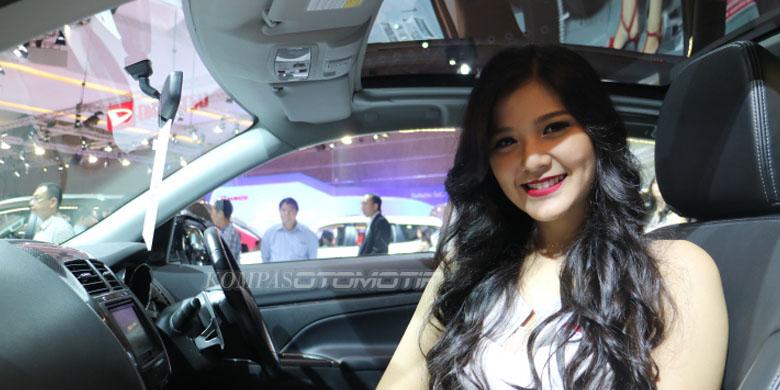 Adu Cantik SPG di IIMS 2016