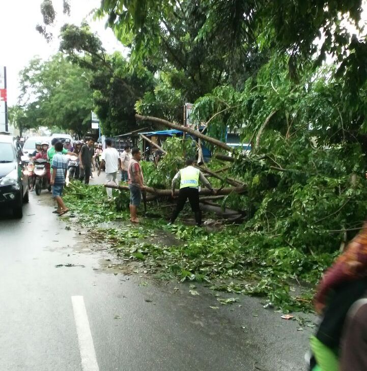 Arus Lalu Lintas Di Jalan Durian Kembali Normal Setelah Polisi Bersama Warga Gotong Royong