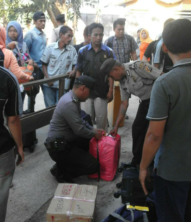 Polisi Periksa Barang Penumpang Kapal di Pelabuhan Sungai Duku