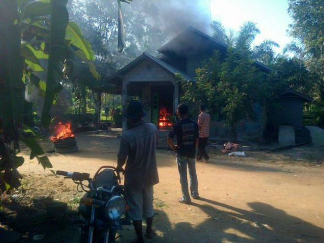 Massa Mengamuk, Rumah Terduga Pencuri Sawit Dibakar