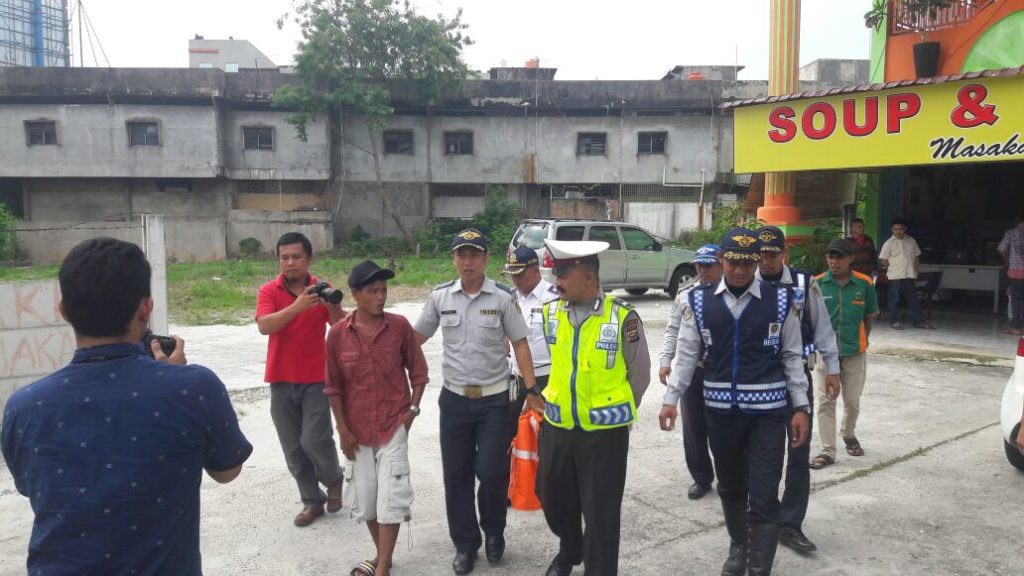 Petugas Gabungan Tertibkan Parkir Liar, Seorang Jukir Liar Diamankan Petugas