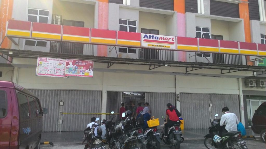Pelaku membawa kabur isi brangkas alfamart SM. Amin