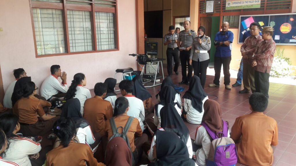Kanit Dikyasa Sat Lantas Berikan Arahan Safety Riding Di SMU Handayani