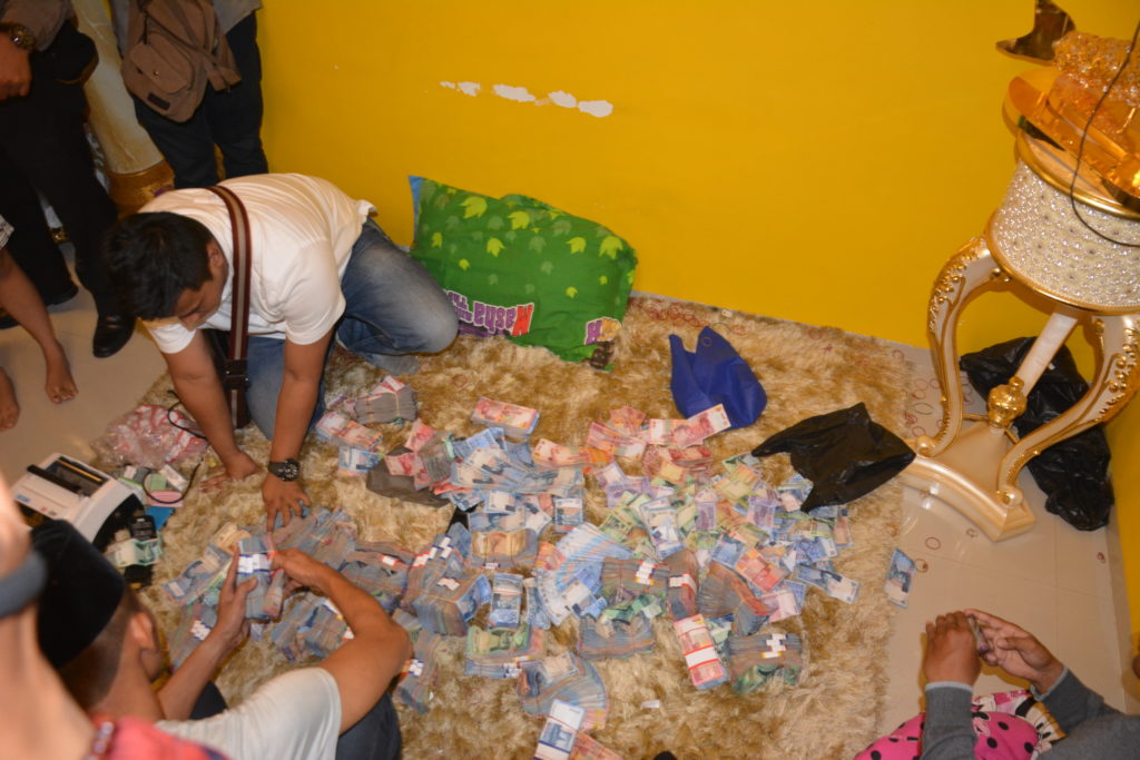 Ratusan Paket Sabu Dan Uang Miliaran Rupiah Diamankan Petugas