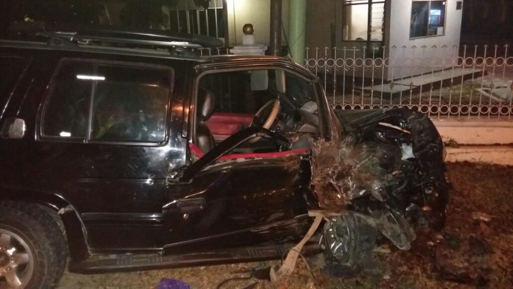 Out Of Control, Nissan Terano Remuk Tabrak Pembatas Jalan