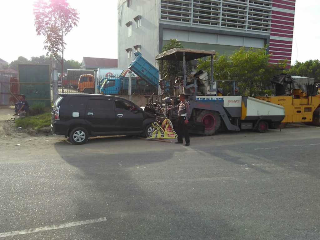 Akibat Mengantuk, Avanza Tabrak Kendaraan Alat Berat