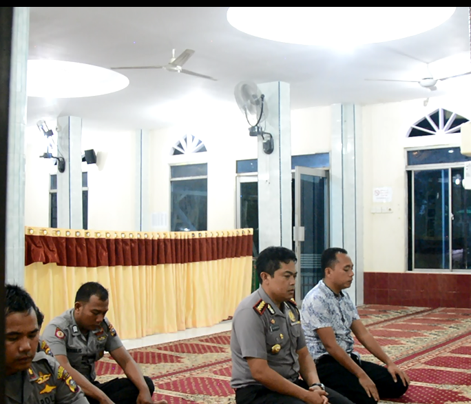Tidak Melupakan Kewajiban Beribadah, Kapolresta Sholat Maghrib Di Mesjid Lokasi Penggrebekan Narkoba