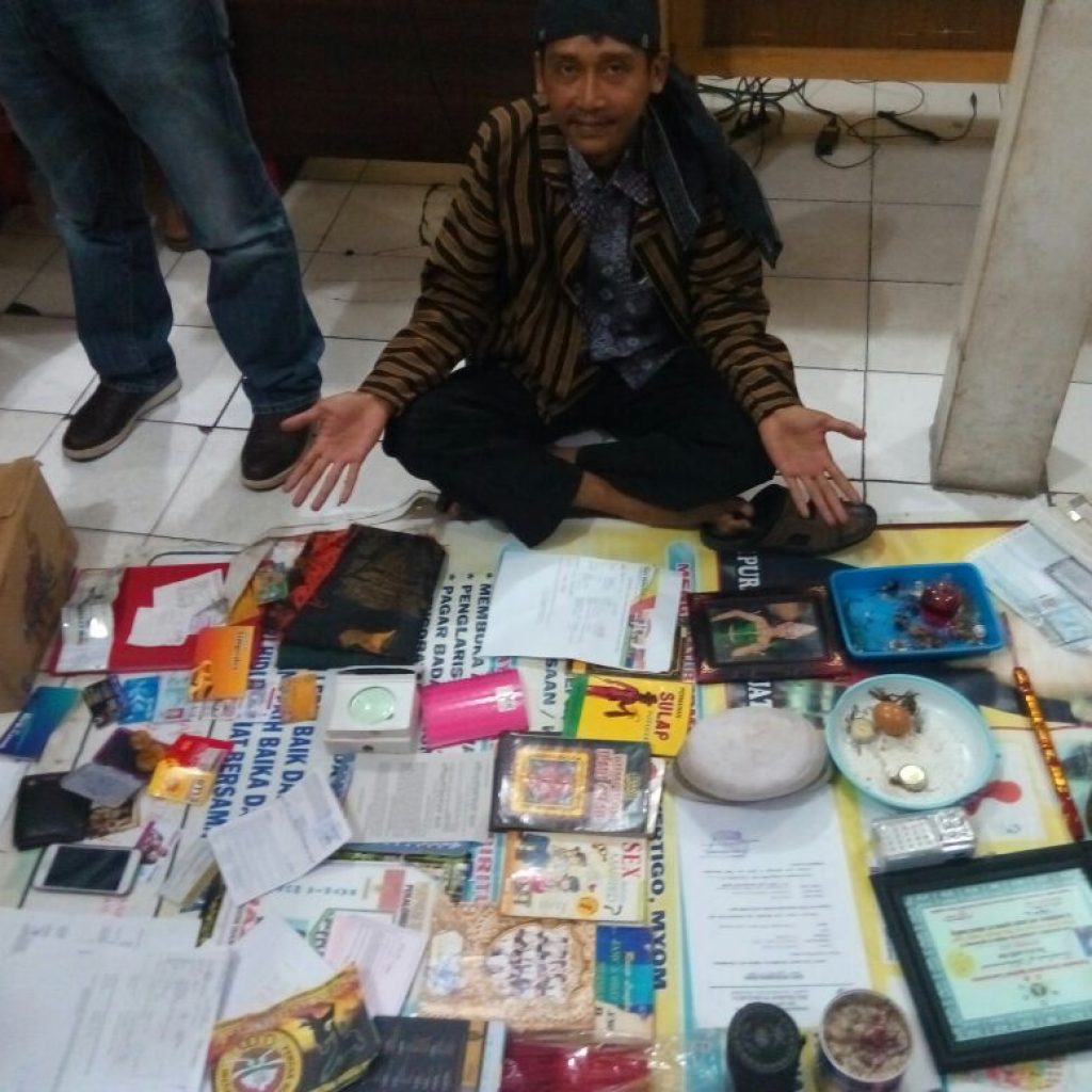 pelaku penggandaan uang