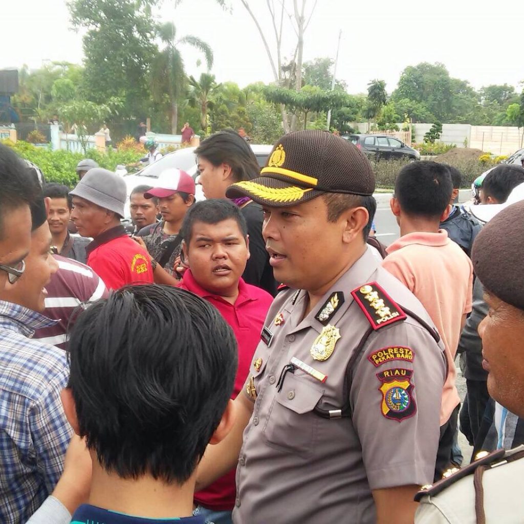 Tuntut KPU, Massa Pendukung Said Usman Berunjuk Rasa