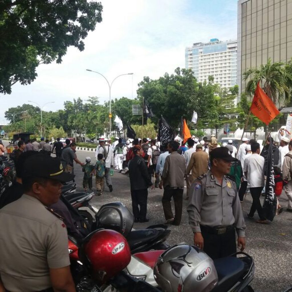 aksi damai massa ormas islam propinsi riau mengecam gubernur Ahok