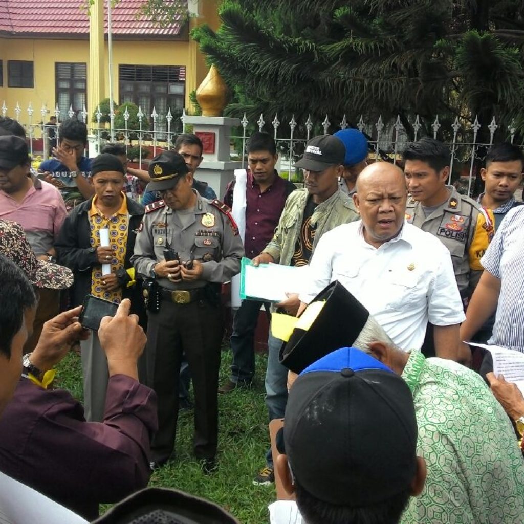 Kecewa Dengan Kinerja Kab. Bengkalis, Ratusan Massa Berunjuk Rasa Di PTUN Pekanbaru