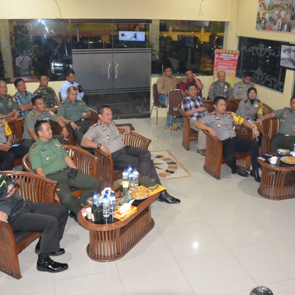 Satukan Persepsi, Begini Kompaknya Kapolresta Pekanbaru Nobar Mata Najwa Bersama Dandim 0301