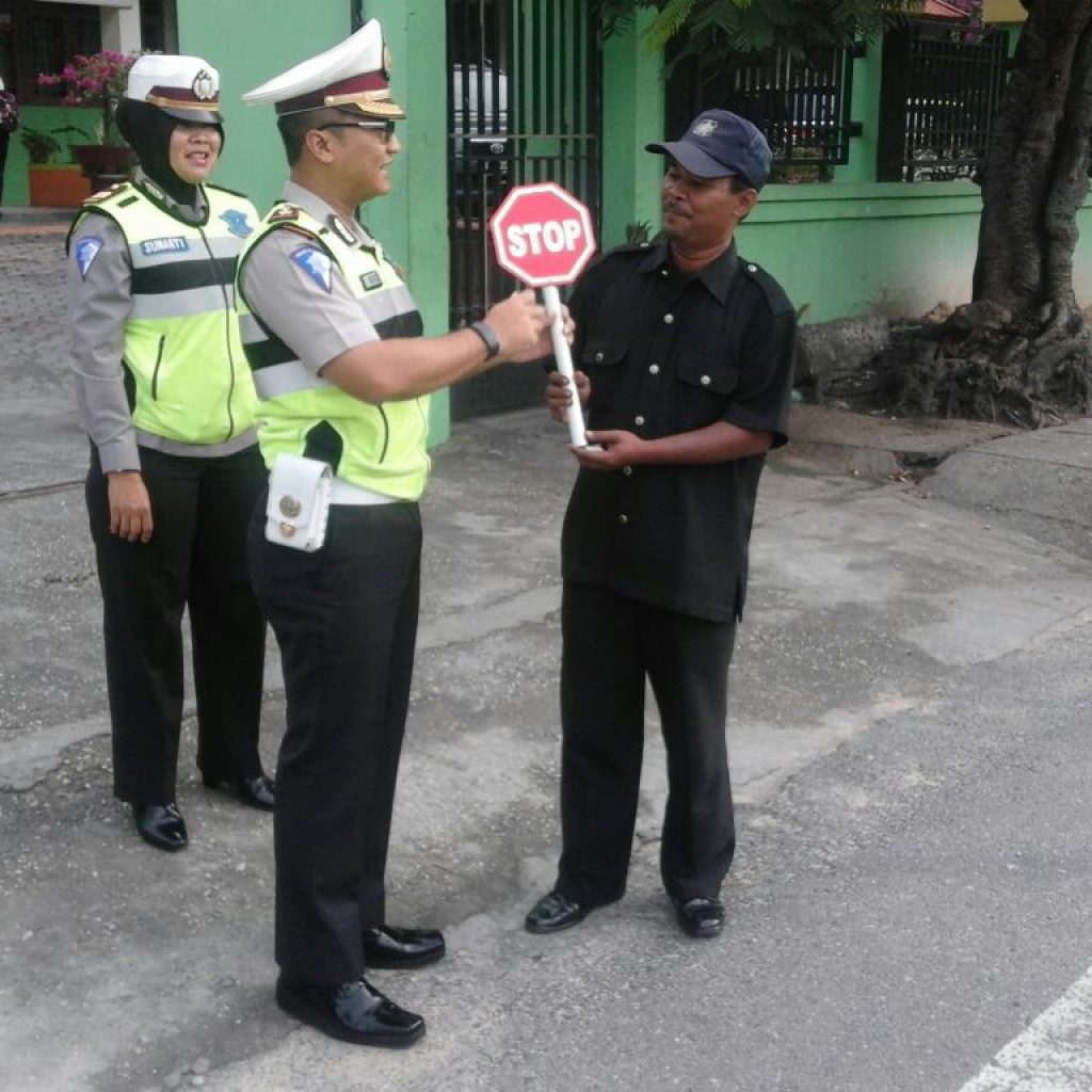 Dalam Rangka Operasi Zebra Siak 2016, Sat Lantas Pekanbaru Bagikan Papan Rambu Portable Ke Sekolah