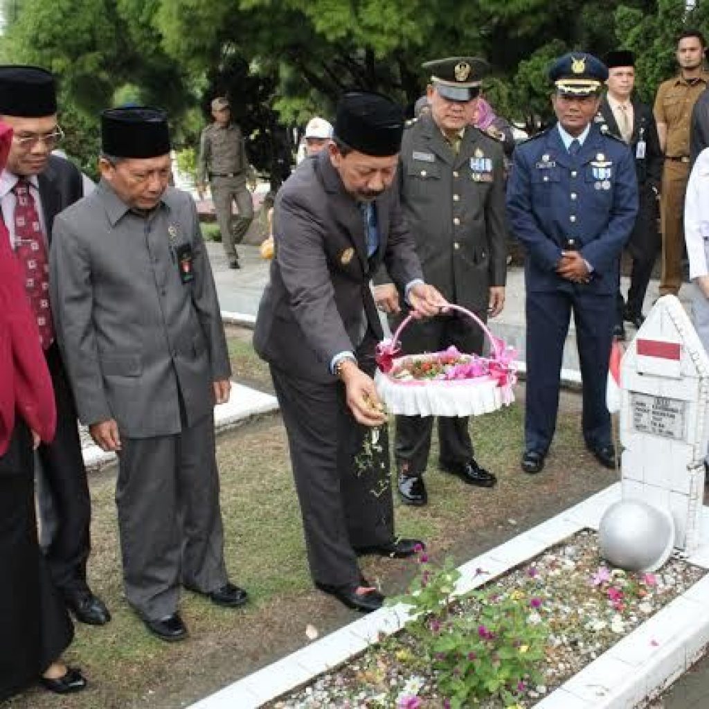 Plt Walikota Tabur Bunga di Taman Makam Pahlawan