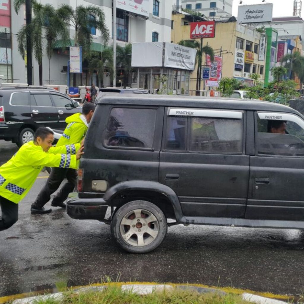 Kisah Dua Polantas Yang Bantu Dorong Mobil Mogok Di Jalan Jendral Sudirman