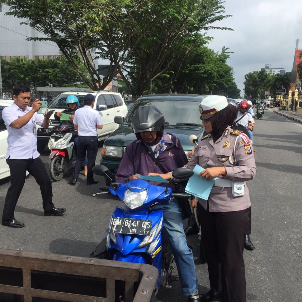 Sosialisasi Rambu Larangan Fly Over, Forum LLAJ Prov Riau Bagikan Brosur Himbauan