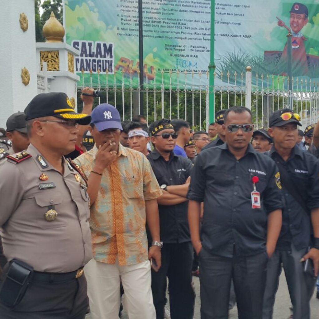 Ratusan Massa Gabungan LSM Berunjukrasa Ke Polda Riau