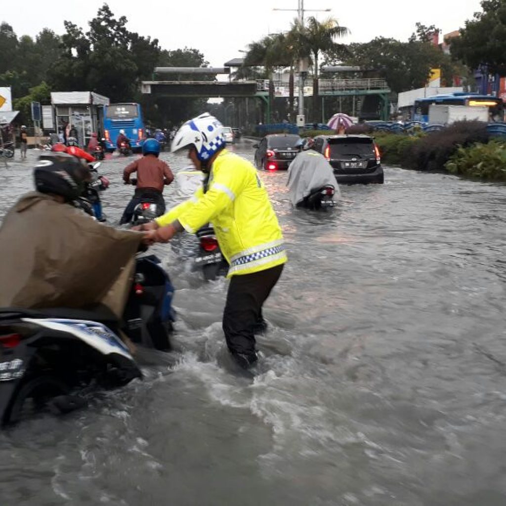 Banjir Melanda, Polantas Berjibaku Atur Lalu Lintas