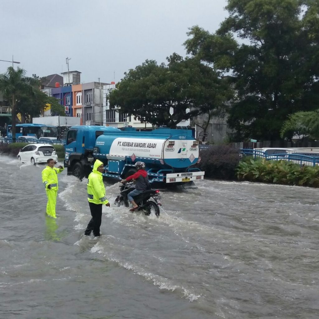 Lagi, Hujan Turun Air Kembali Tergenang Didepan RS. Awal Bros Jalan Sudirman