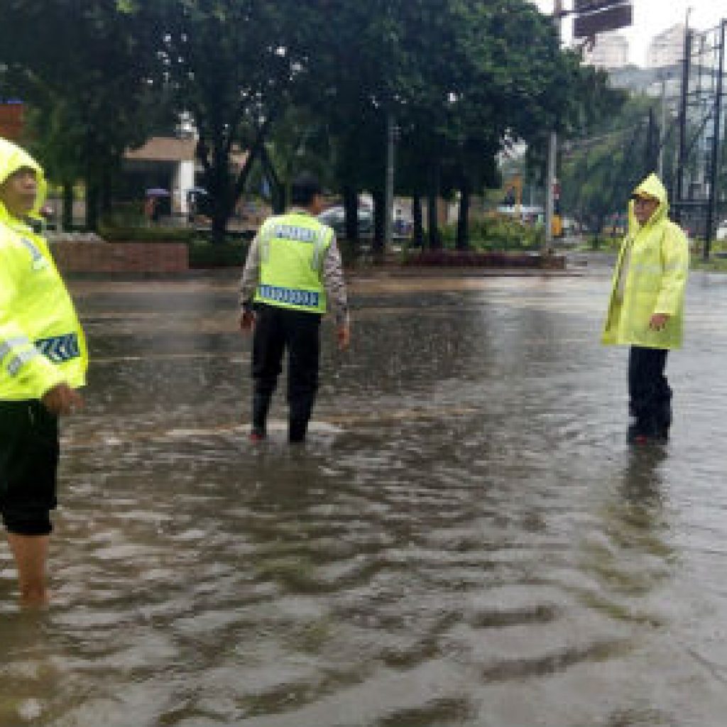 Polisi Bagikan Makanan Korban Banjir Jakarta