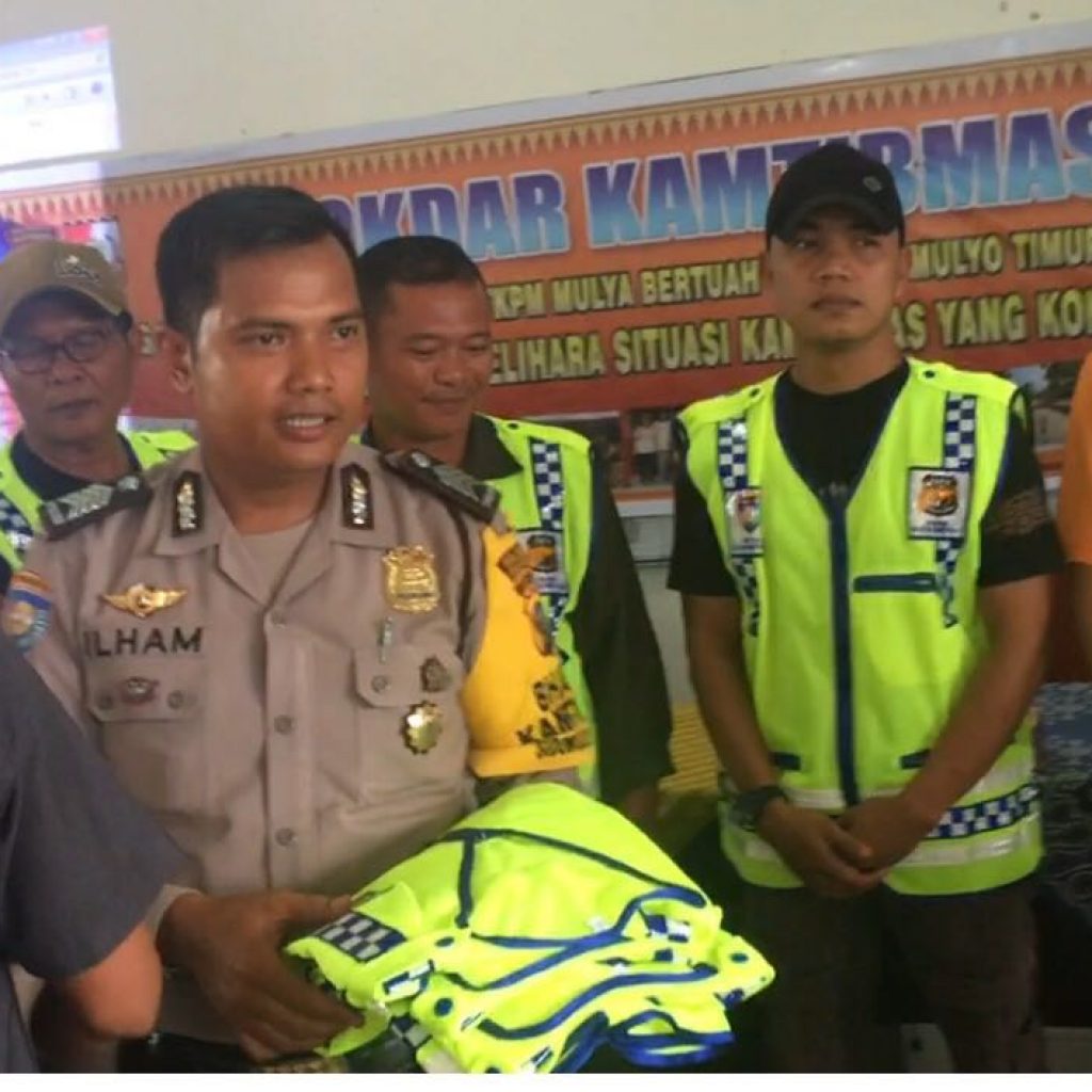 Bhabinkamtibmas Sidomulyo Timur Bripka Ilham Nur Bagikan Rompi Khusus Kepada Petugas Jaga Ronda Diwilayahnya