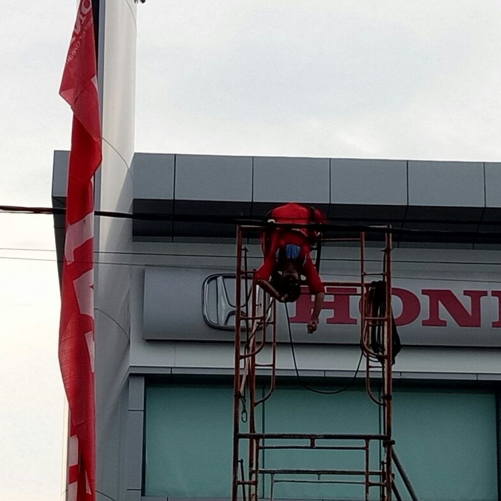 Masih Tergantung, Seorang Pekerja Dikabarkan Tewas Tersengat Arus Listrik