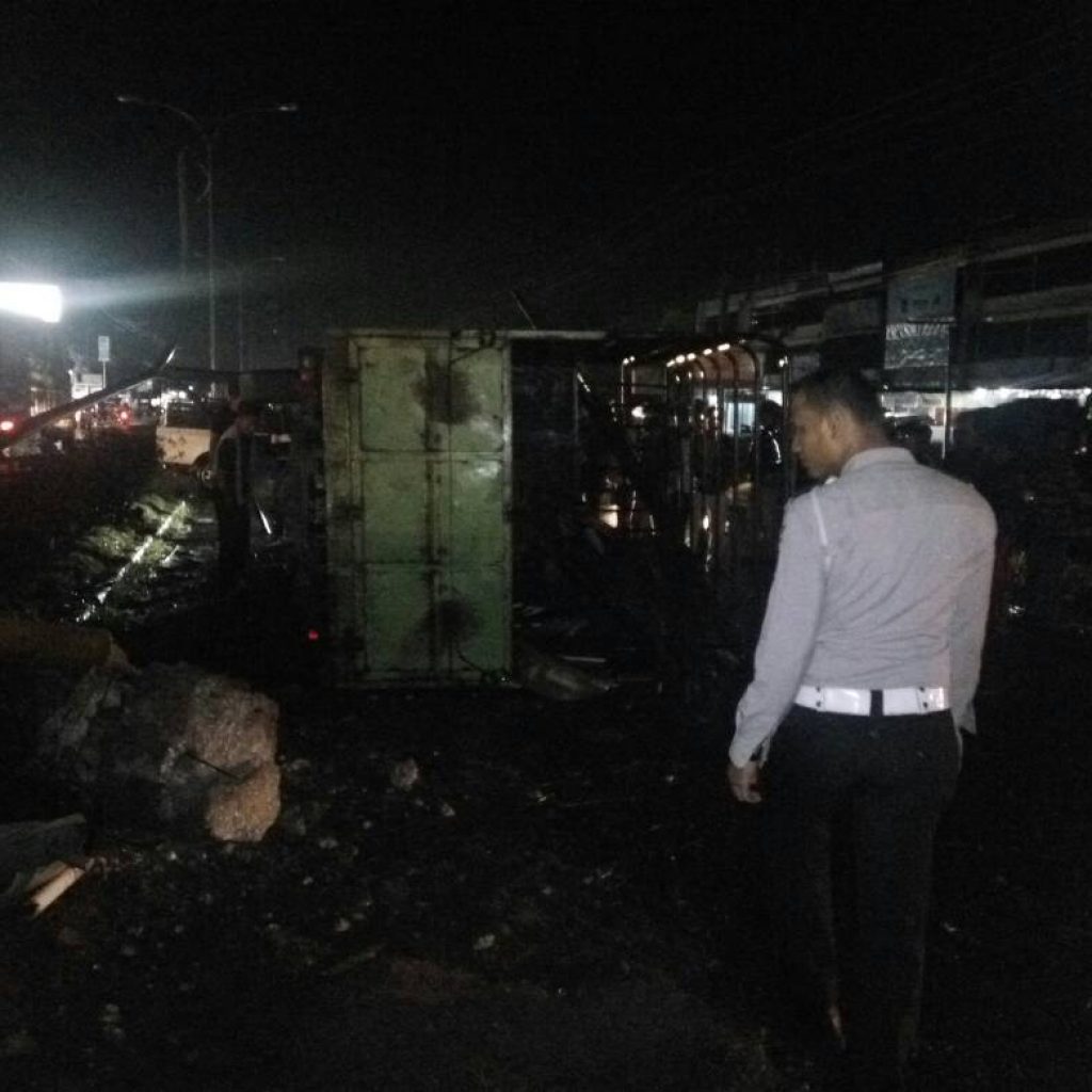 Out OF Control, Truk Hino Rebah Kuda Di Jalan Subrantas