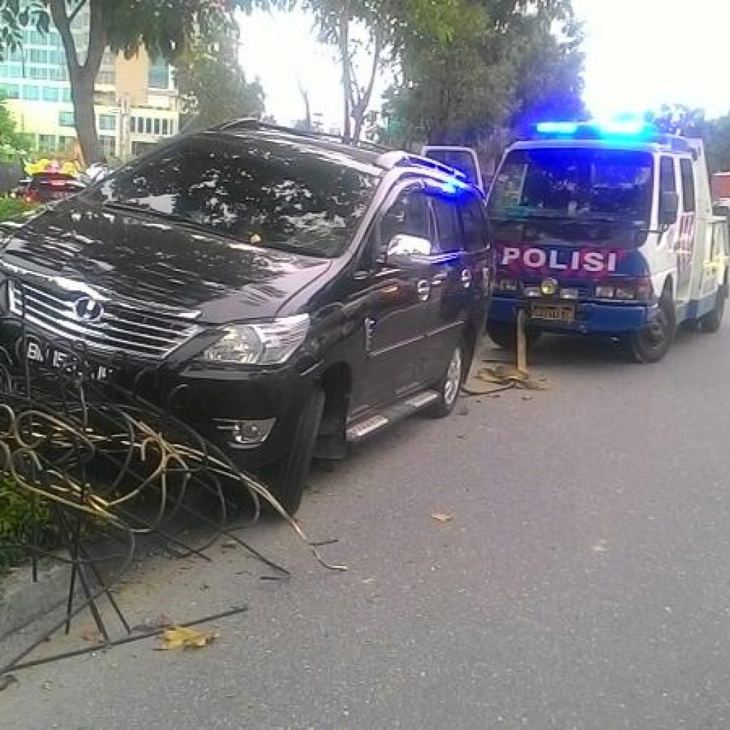 Out Of Control, Satu Unit Mobil Kijang Innova Panjat Median Jalan Jendral Sudirman