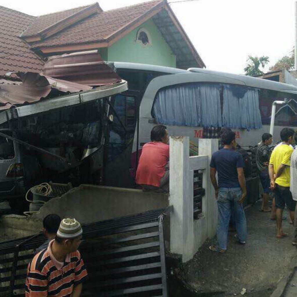 Pecah Ban, Bus Medan Jaya Tabrak Dua Unit Rumah