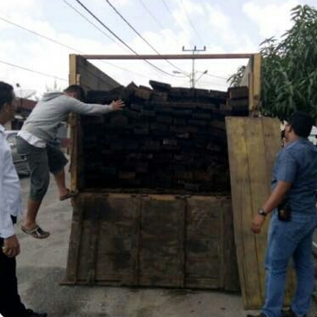 Polres Dumai Amankan Dua Unit Truck Colt Diesel Bermuatan Kayu Ilegal