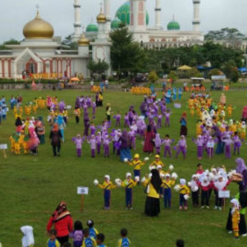 Ribuan Anak-anak Lomba Senam Massal Ceria