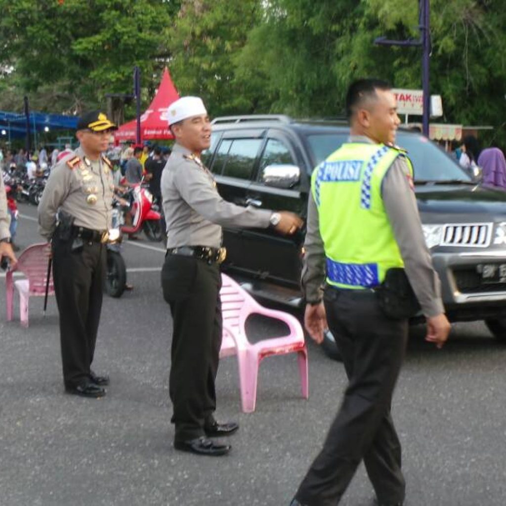 Buka Puasa On The Road, Dua Komandan Ini Kompak Atur Lalu Lintas Di Pasar Ramadhan