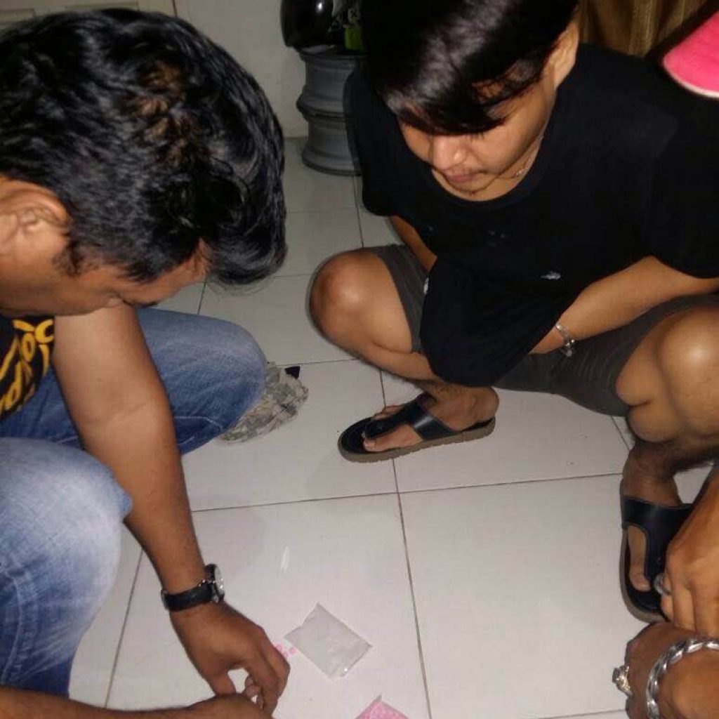 Salah Tingkah Saat Didekati Polisi, Seorang Mahasiswa Buang Kotak Rokok Berisikan Pil Ekstasi