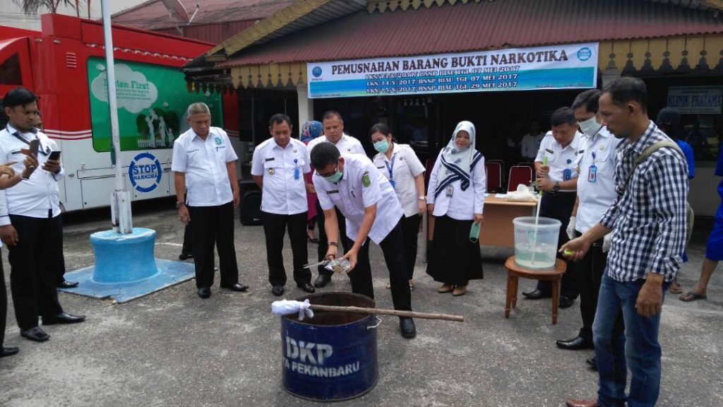 BNN Riau Musnahkan Barang Bukti Sabu Dan Ganja