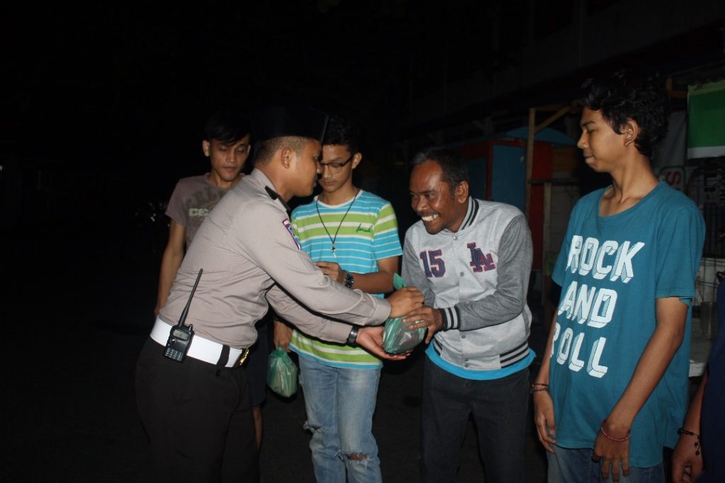 Jelang Sahur, Sat Lantas Pekanbaru Sambangi Dua Pos Ronda